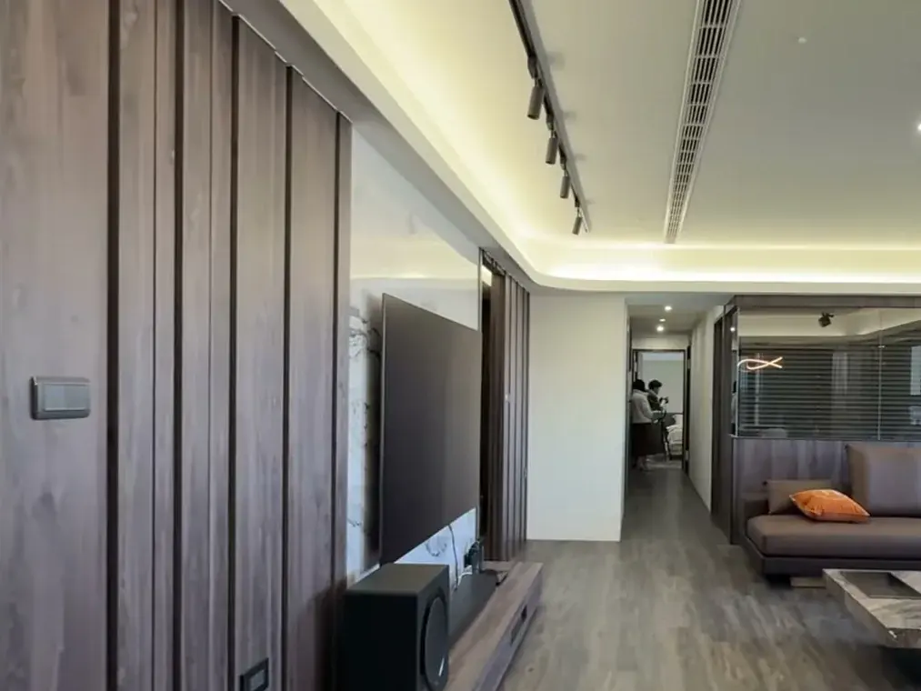 台中南區謝公館客廳長景,木紋牆面與軌道燈